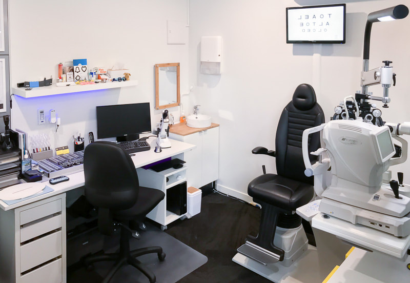 Our modern, kids-friendly, full size consulting room is equipped to provide you with the best eye care experience.